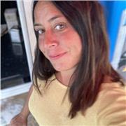 Con mucha paciencia, alegre, optimista y muy trabajadora